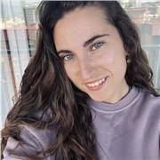 Ingeniera química que ofrece clases económicas en el ámbito científico